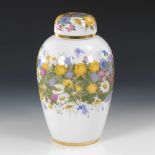 Deckelvase mit Blumenmalerei, NYMPHENBURG.Geprägte Zeptermarke und grüne Stempelmarke, 1912-1975.