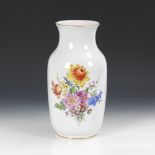 Balustervase mit Blumenmalerei, MEISSEN.Schwertermarke, Jahreszeichen 1974, 1. Wahl. Polychrom