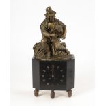 Schwere Figurenpendule mit Dudelsackspieler.Um 1900. Bronze, schwarzer Marmor. Werk mit