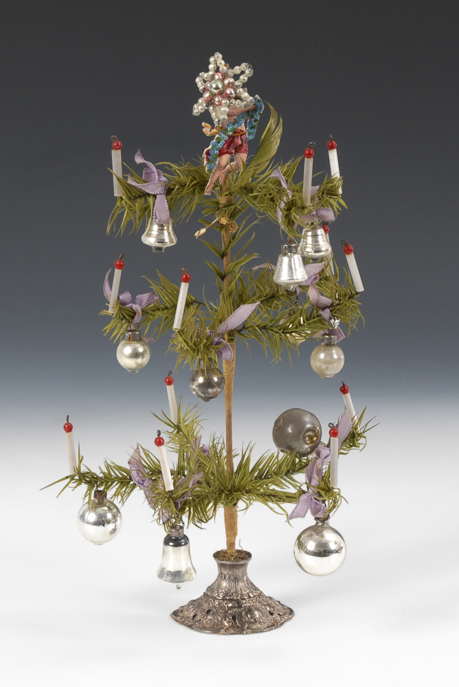 Christbaum mit Glasbehang und Silberfuß.Wohl 1930er Jahre. H 31 cm. Hellgrünes Federbäumchen mit