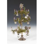 Christbaum mit Glasbehang und Silberfuß.Wohl 1930er Jahre. H 31 cm. Hellgrünes Federbäumchen mit