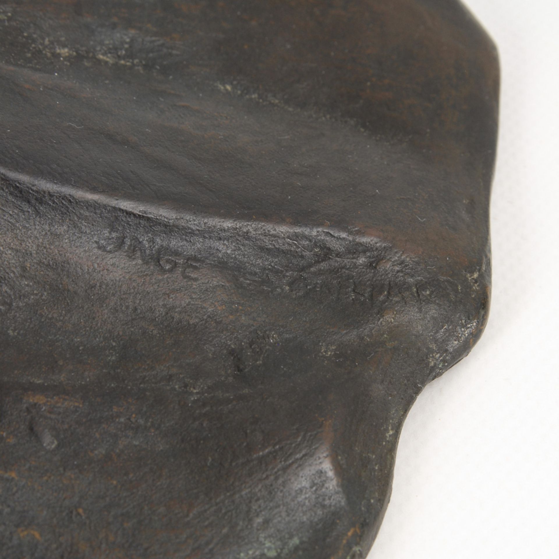 LEONHARDT, Inge: Tänzerin.Bronze patiniert, bezeichnet. H 47 cm. Gleichsam floral stilisierte, - Bild 5 aus 5