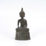 Früher Buddha im Chiang-Saen Stil.Thailand, vor 1800. Bronze. H 21 cm. Stilisierte Figur mit