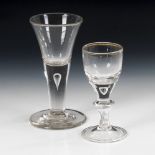 2 Kelchgläser.Wohl LAUENSTEIN, um 1800. Farbloses Glas. H 16,5 und 20,5 cm. 1x Glockenkuppa mit