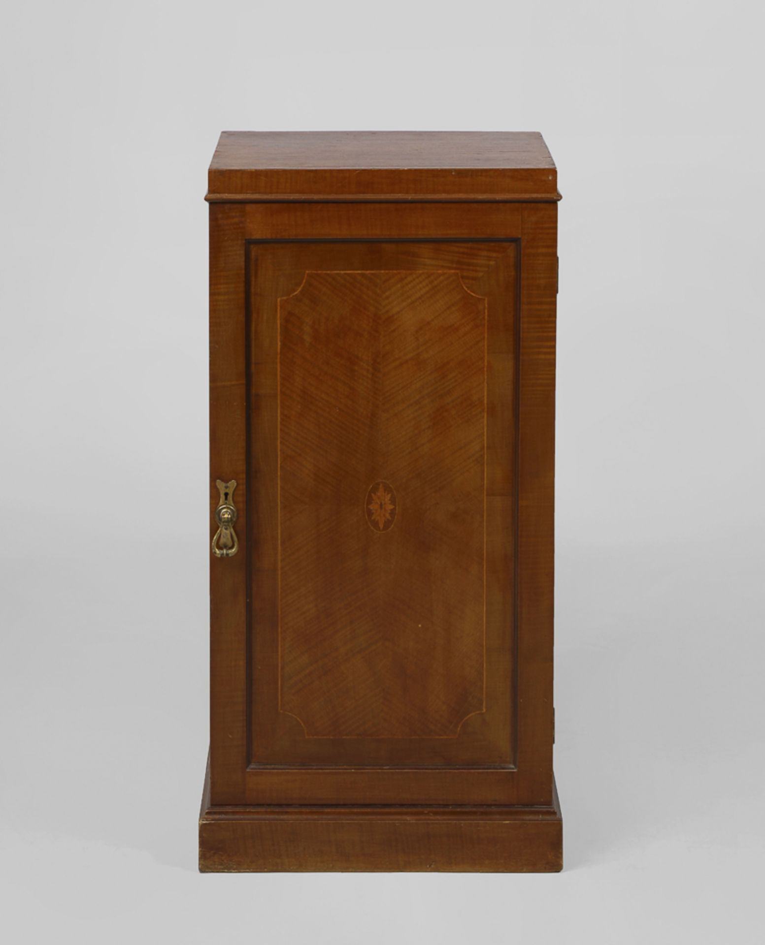 Englischer Pfeilerschrank.Um 1900. Mahagoni furniert. 97 x 47 x 37 cm. 1-türiger Schrank mit