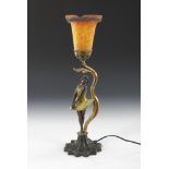 Art-Déco-Tischlampe mit Tänzerin und buntem Glasschirm.Metallguss bronzefarben patiniert und gelb