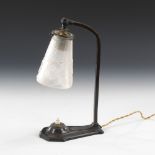 Art-déco-Nachttischlampe.Um 1925/30. Farbloses, formgepresstes und mattiertes Glas. H gesamt 33,5