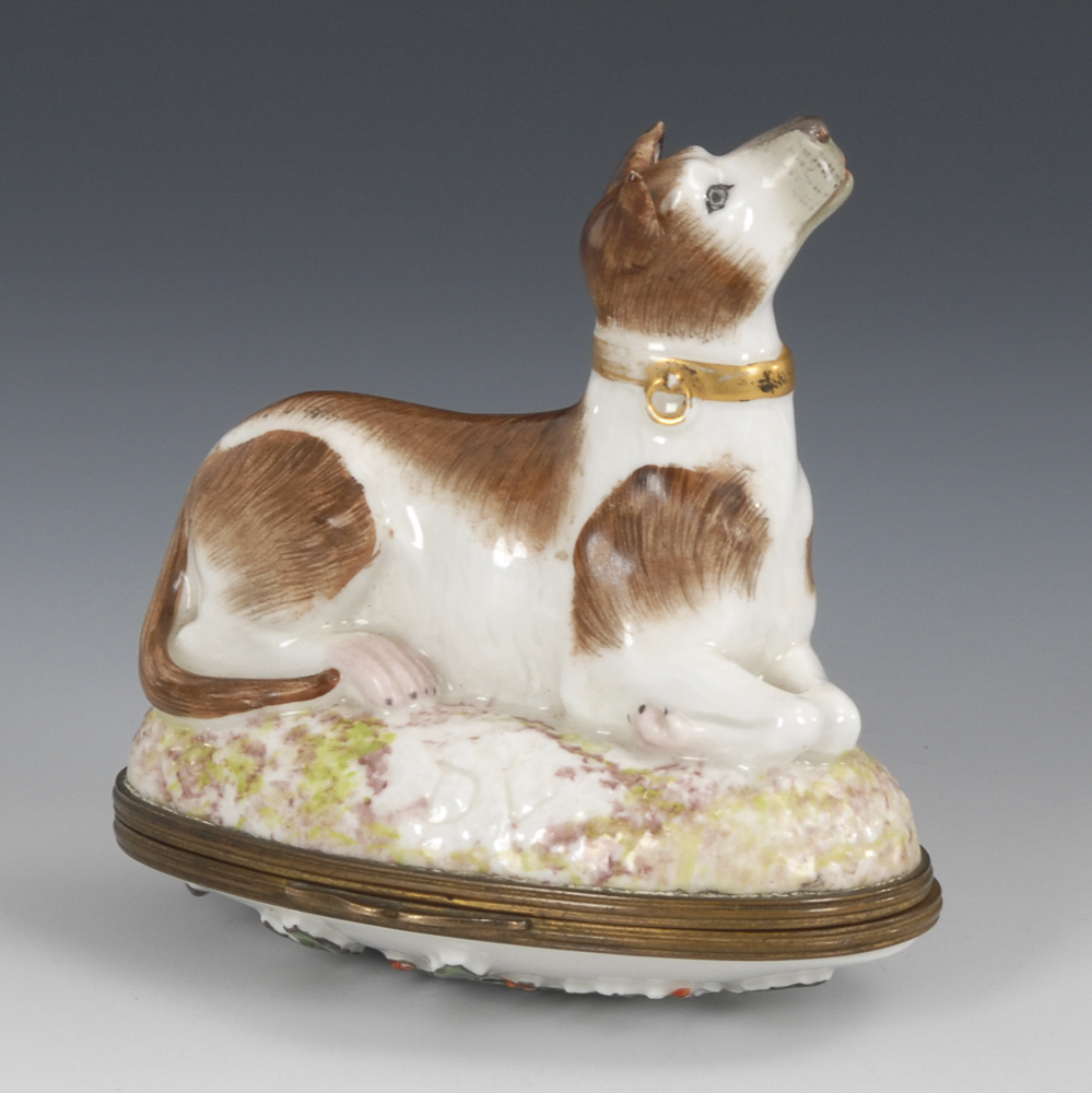 Tabatiere in Form eines Hundes.Ritzmarke "D.V.", MENNECY-VILLEROY oder SAMSON, 19. Jahrhundert. - Image 2 of 4