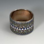 Emaillierter Serviettenring.Wohl Russland. Ungepunzt, Silber geprüft. ø 5 cm, 44 g. In Cloisonné-