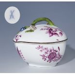 Barock-Herzdose, MEISSEN um 1750.Umlaufend feine florale Purpur-Camaieumalerei, geschweifter