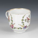 Barocke Tasse, MEISSEN.Schwertermarke mit Punkt, 1763-1774. Polychrom bemalt, goldstaffiert. H 6,