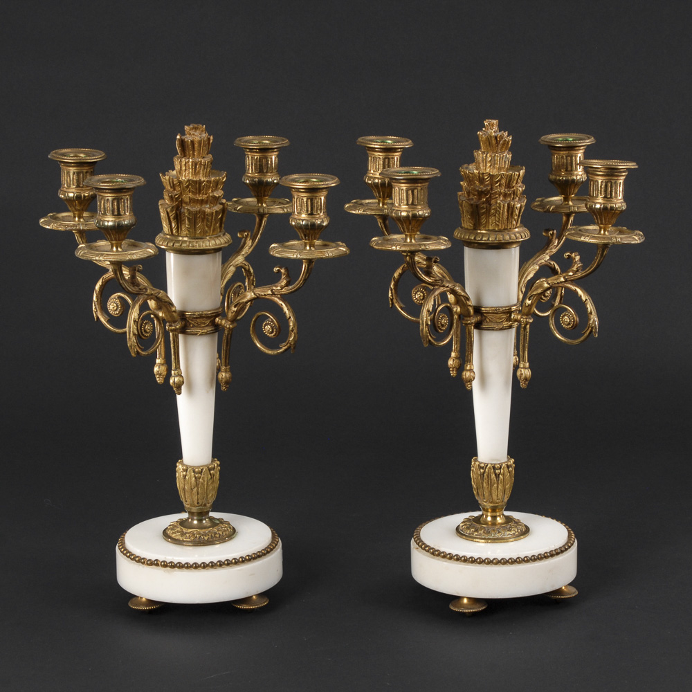 Paar 4-flammige Kandelaber im Empire-Stil aus weißem Marmor mit Bronze.Um 1890. H 38 cm. Rundfuß und