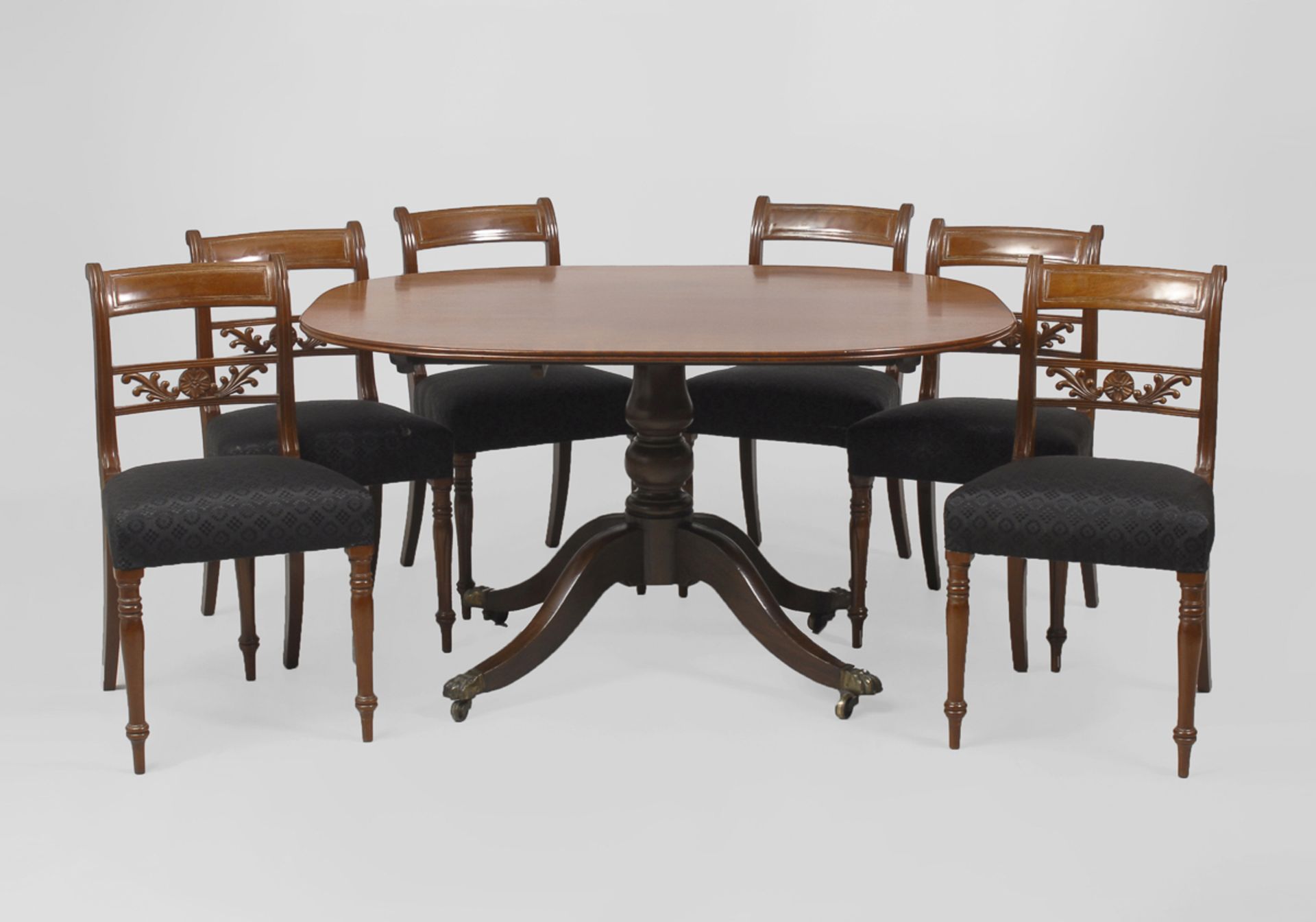 Englische Sitzgruppe mit Tisch und 6 Stühlen.20. Jh. Mahagoni furniert. H Stuhl je 83 cm, Tisch