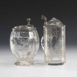 2 Bierkrüge mit Schliffdekor.Um 1850. Farbloses Glas; Mattschliffdekor. H 17 und 18 cm. 1x