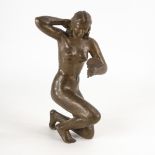 RÖWER, Josef: Frauenakt mit Spiegel.Bronze patiniert, bezeichnet. H 36,5 cm. Kniende junge Frau, die