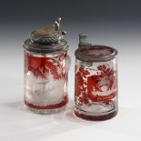 2 Bierkrüge.BÖHMEN, 2. Hälfte 19. Jahrhundert. Farbloses, rot gebeiztes Glas;Mattschliffdekor. H