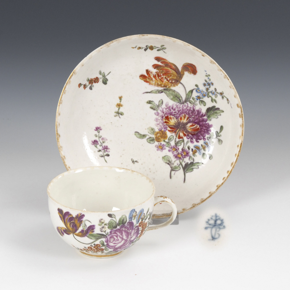 Tasse mit Blumenmalerei, FRANKENTHAL.Blaumarke, 1762-1797. Polychrome Malerei, Goldstaffage. H Tasse