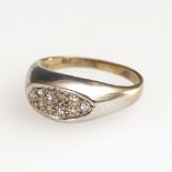 Ring mit Diamanten.585 GG/WG, ø 16,5 mm/Rg 52, 3,9 g. 10 kleine Diamanten (zus. 0,16 ct) in