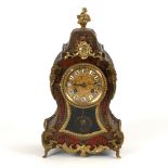 Kleine "Boulle"-Uhr.Frankreich, 2. H. 19. Jh. Teilebonisiertes Holzgehäuse mit rotem Schildpatt,