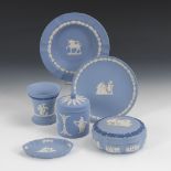 6 Teile WEDGWOOD.Prägemarke 20. Jahrhundert. Hellblaues Biskuitporzellan mit weißenReliefauflagen.