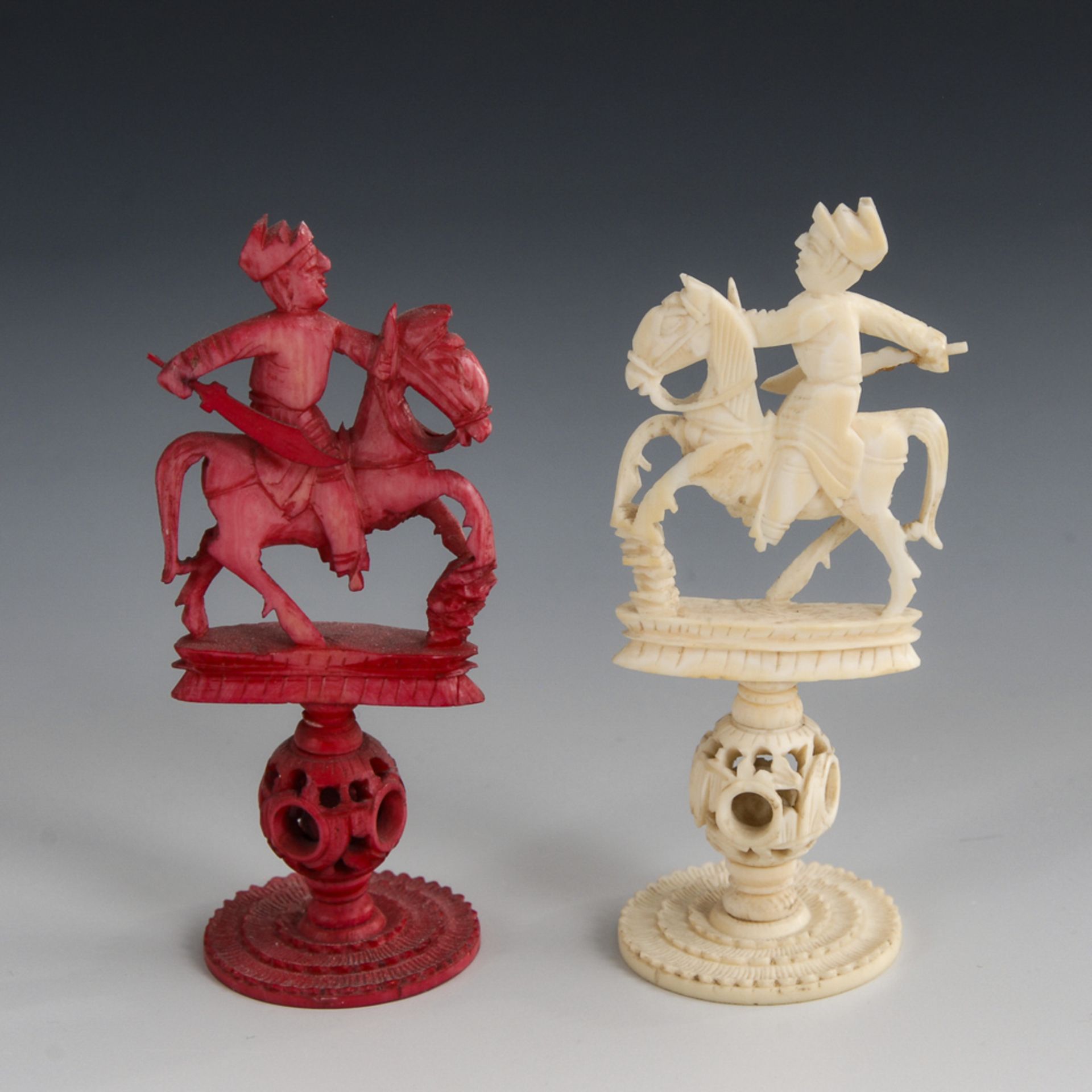Schachspielfiguren - Elfenbein.China, um 1870, teils rot eingefärbt. Vollständig. Max. H 15 cm. - Bild 4 aus 4