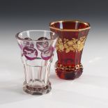 2 Biedermeier-Ranftbecher.Mitte 19. Jahrhundert. H 13 cm. 1x achtfach facettierter Kraterbecher