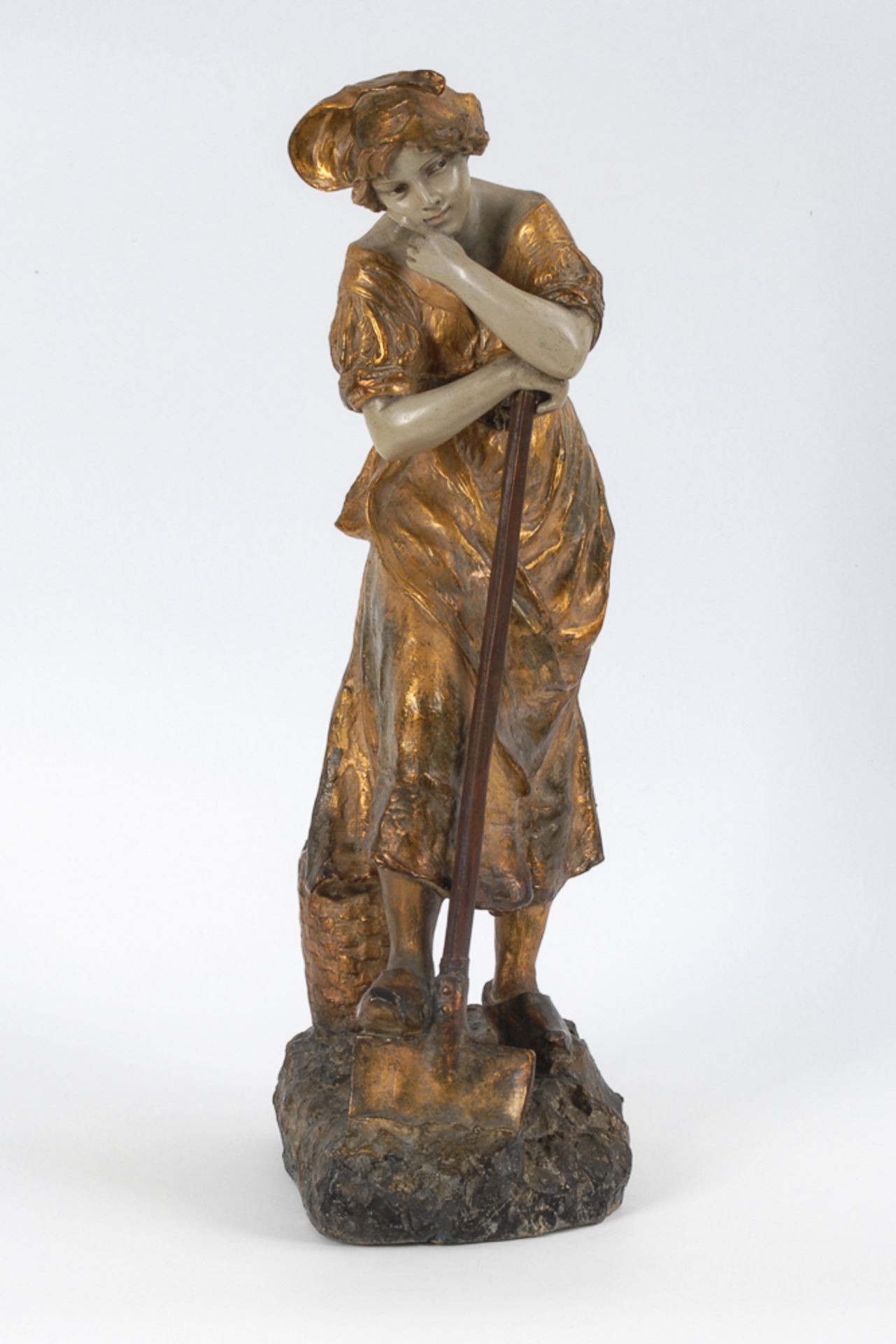 Jugendstil-Figur: Junge Bäuerin.Gips, gold- und bronzefarben sowie hell gefasst, wohl undeutlich - Bild 3 aus 6