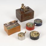 6 Spieldosen.Um 1900-20. 1x mit Klebeetikett "Made in France". Holz, Metall. ø 5,5-7 cm, L10,5/13,