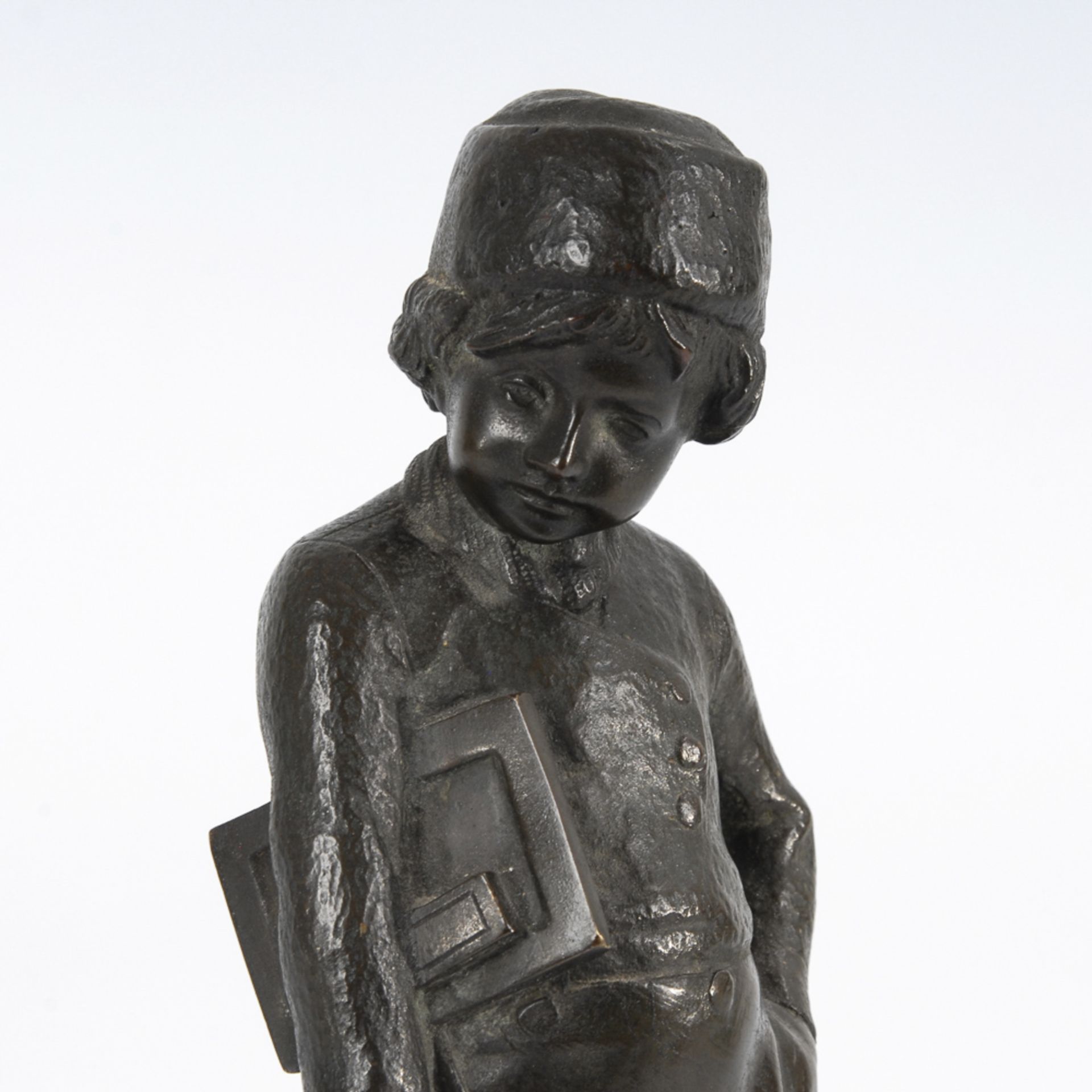 GOETSCHMANN, Heinrich: Holländer-Schuljunge.Bronze patiniert, bezeichnet. H 25,5 cm. - Bild 3 aus 4