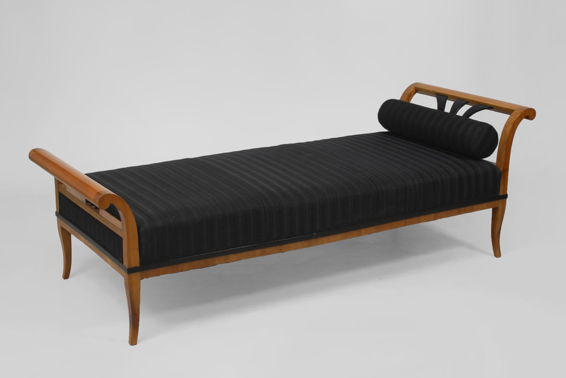 Biedermeier-Chaiselongue.Um 1830/40. Kirschbaum furniert. 57 x 182 x 75 cm. Schlichte Liege mit - Bild 2 aus 2