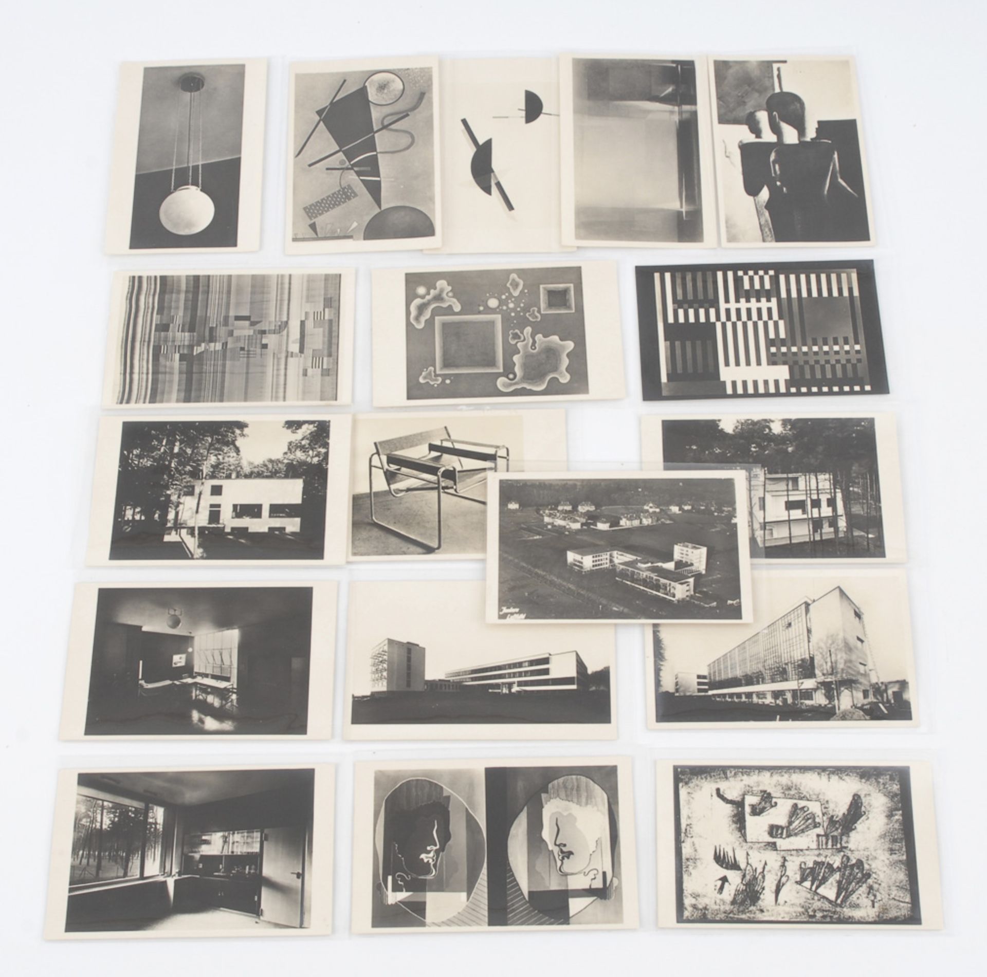 18 originale BAUHAUS-Postkarten.Fotografien, je 9 x 14 cm. 18 Foto-Ansichtskarten mit Werken von