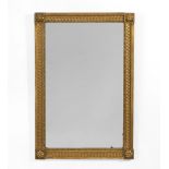 Wandspiegel.Nach 1900. Nussbaum und Stuck. 96,5 x 63,5 cm.Goldfarbener Stuckspiegel mit Perlstab-