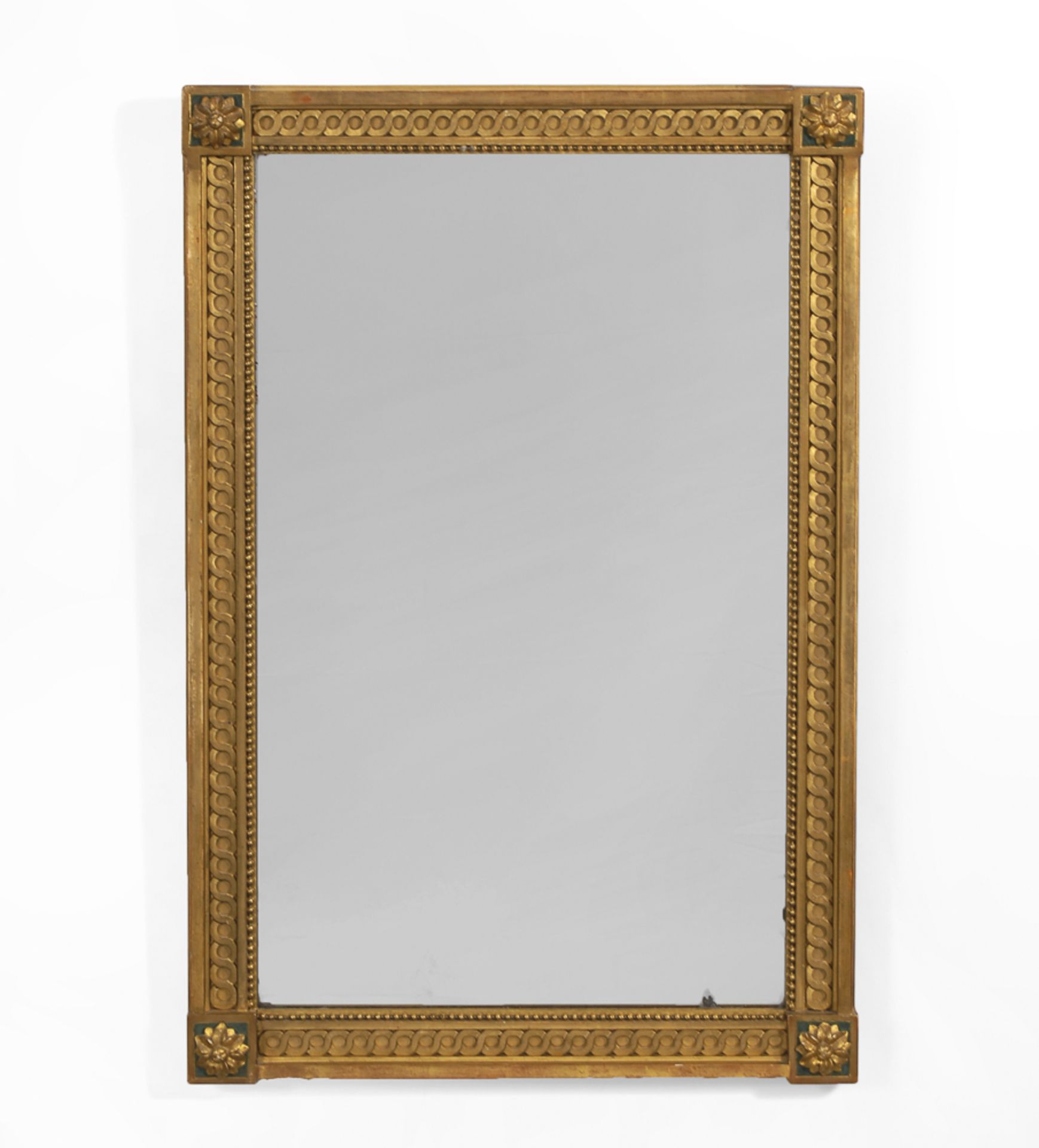 Wandspiegel.Nach 1900. Nussbaum und Stuck. 96,5 x 63,5 cm.Goldfarbener Stuckspiegel mit Perlstab-