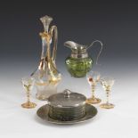 6 Teile Jugendstil-Glas.4x farbloses, irisiertes Glas mit Emailmalerei: Karaffe (H 24,5 cm) und