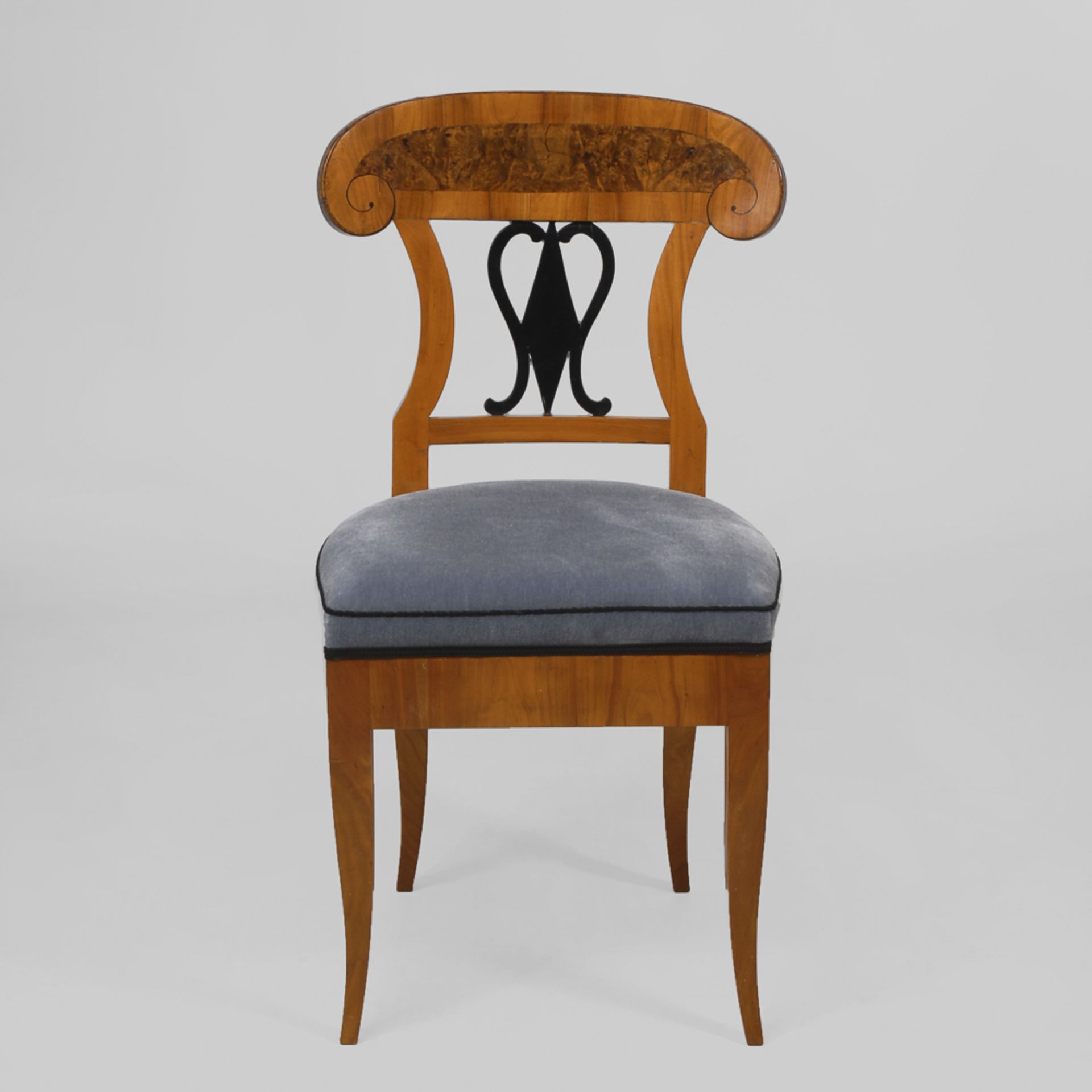 Biedermeier-Stuhl.Um 1820/30. Kirschbaum furniert. H 92 cm. Polsterstuhl mit schaufelförmiger