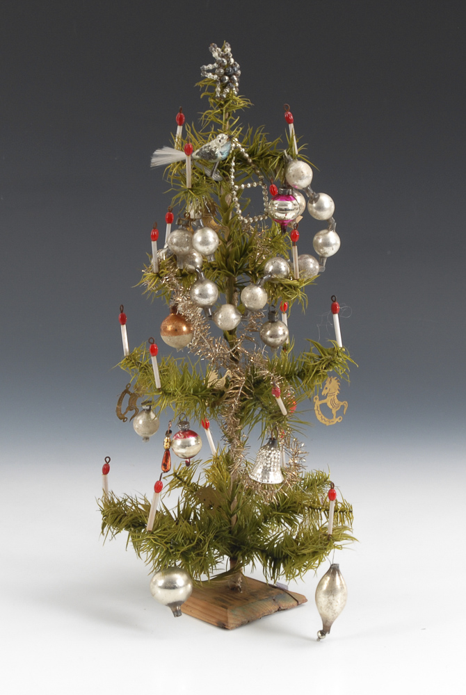 Christbaum mit dekorativem Glasbehang.Wohl 1930er Jahre. H 38 cm. Hellgrünes Federbäumchen mit