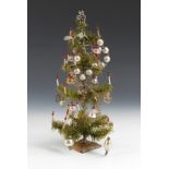 Christbaum mit dekorativem Glasbehang.Wohl 1930er Jahre. H 38 cm. Hellgrünes Federbäumchen mit