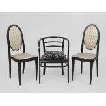 2+1 Stühle im Wiener Jugendstil.Nach 1900. Ebonisiertes Holz. H 2x je 102,5 cm und 1x 76,5 cm. 2