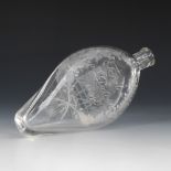 Biedermeier-Plattflasche.Datiert "1834". Farbloses Glas; Mattschliffdekor. L 20,5 cm. Ovoide