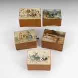 5 Spieldosen.Wohl meist um 1900-30. Holz mit farbigen Deckelbildern. Max. 11 x 21 x 12,5cm. Alle
