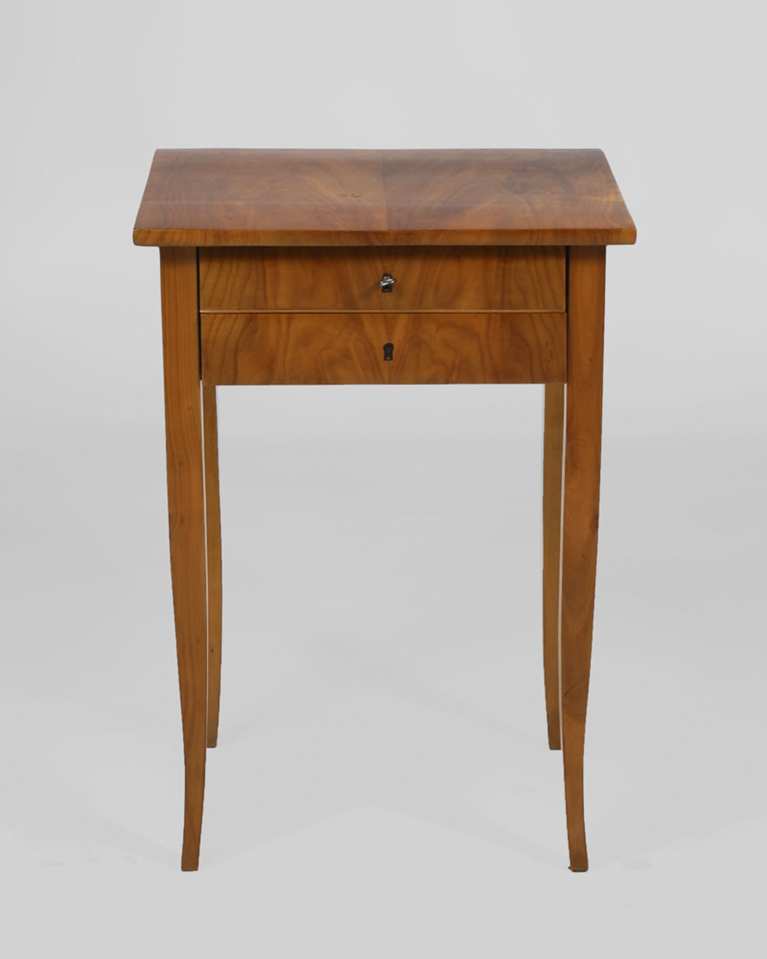 Biedermeier-Nähtisch.Um 1840/50. Kirschbaum furniert. 75 x 52 x 39 cm. 2-schübiger Nähtisch auf - Bild 2 aus 2