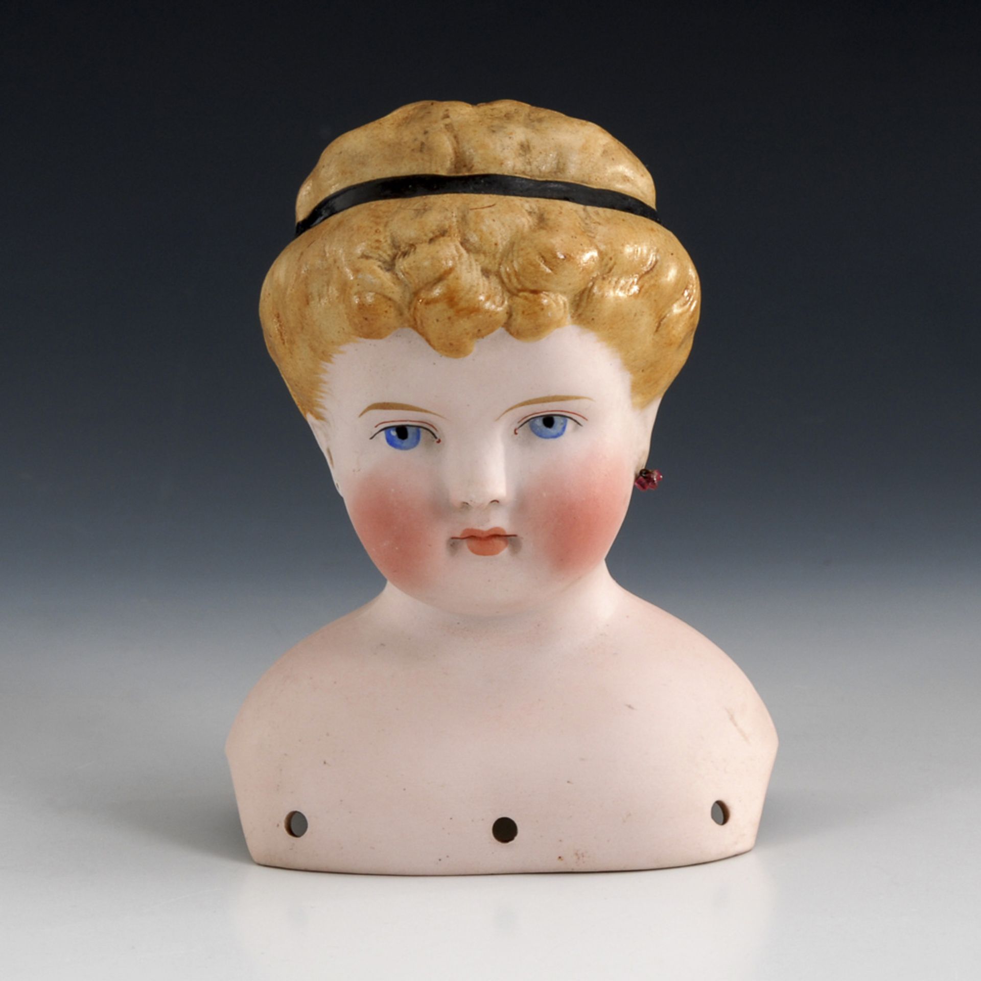 Blonder Brustkopf aus Biskuitporzellan.Ungemarkt. H 13 cm. Gemalte blaue Augen, geschlossener