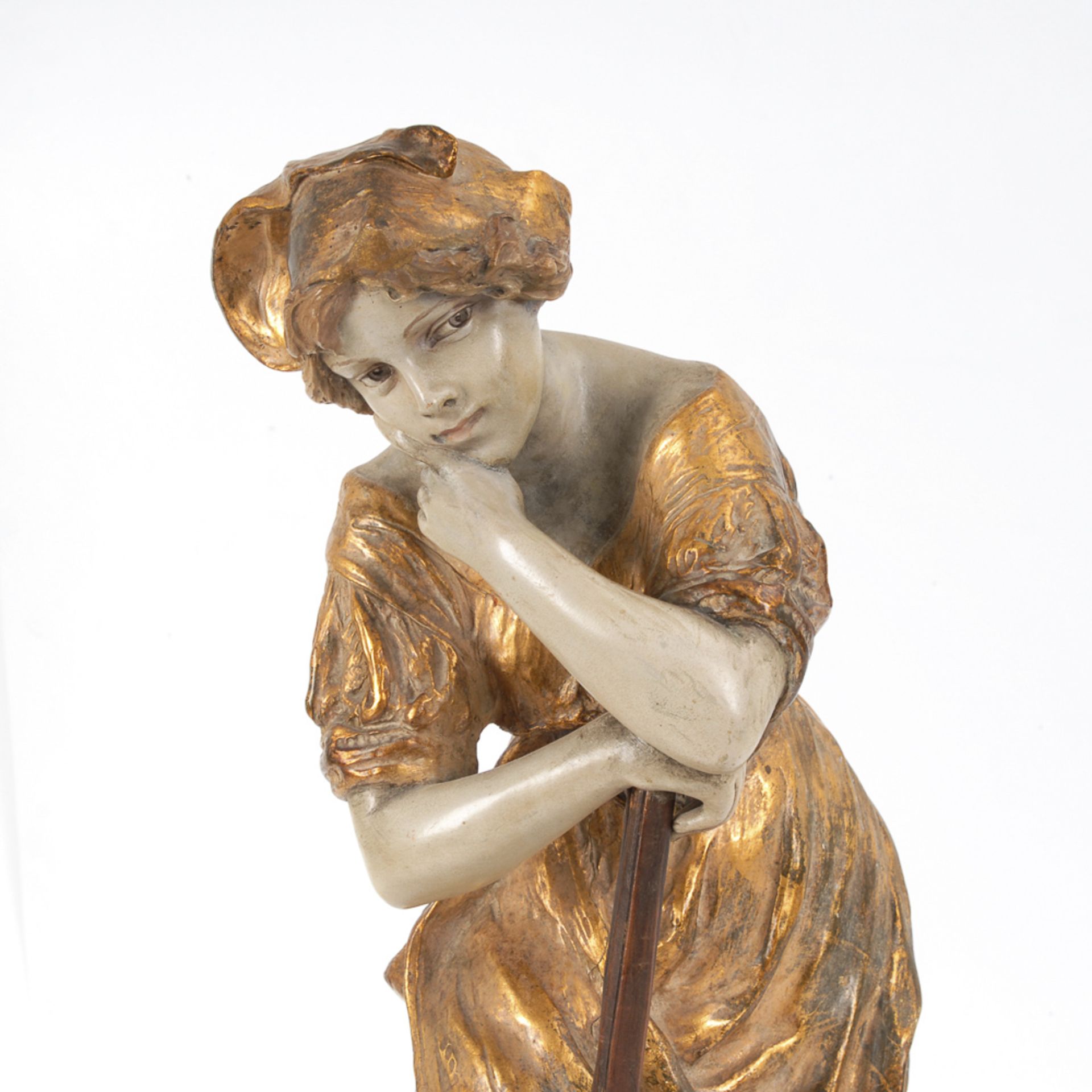 Jugendstil-Figur: Junge Bäuerin.Gips, gold- und bronzefarben sowie hell gefasst, wohl undeutlich - Bild 5 aus 6