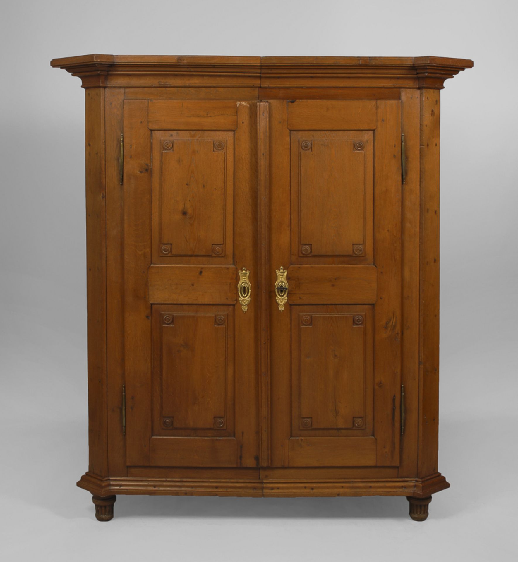 Klassizismus-Wäscheschrank.Um 1800. Eiche massiv. 183 x 165 x 68 cm. 2-türiger Korpus mit getrepptem