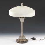 Art-déco-Tischlampe.Um 1925/30. Farbloses, formgepresster und mattiertes Glas. H 52 cm. Schirm mit