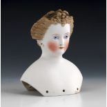 Brustkopf einer Puppendame.Ungemarkt. H 15 cm. Helles Biskuit, gemalte blaue Augen, geschlossener
