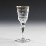 Barockes Kelchglas.SCHLESIEN, um 1750. Farbloses Glas; Mattschliffdekor; Goldstaffage. H 14 cm.