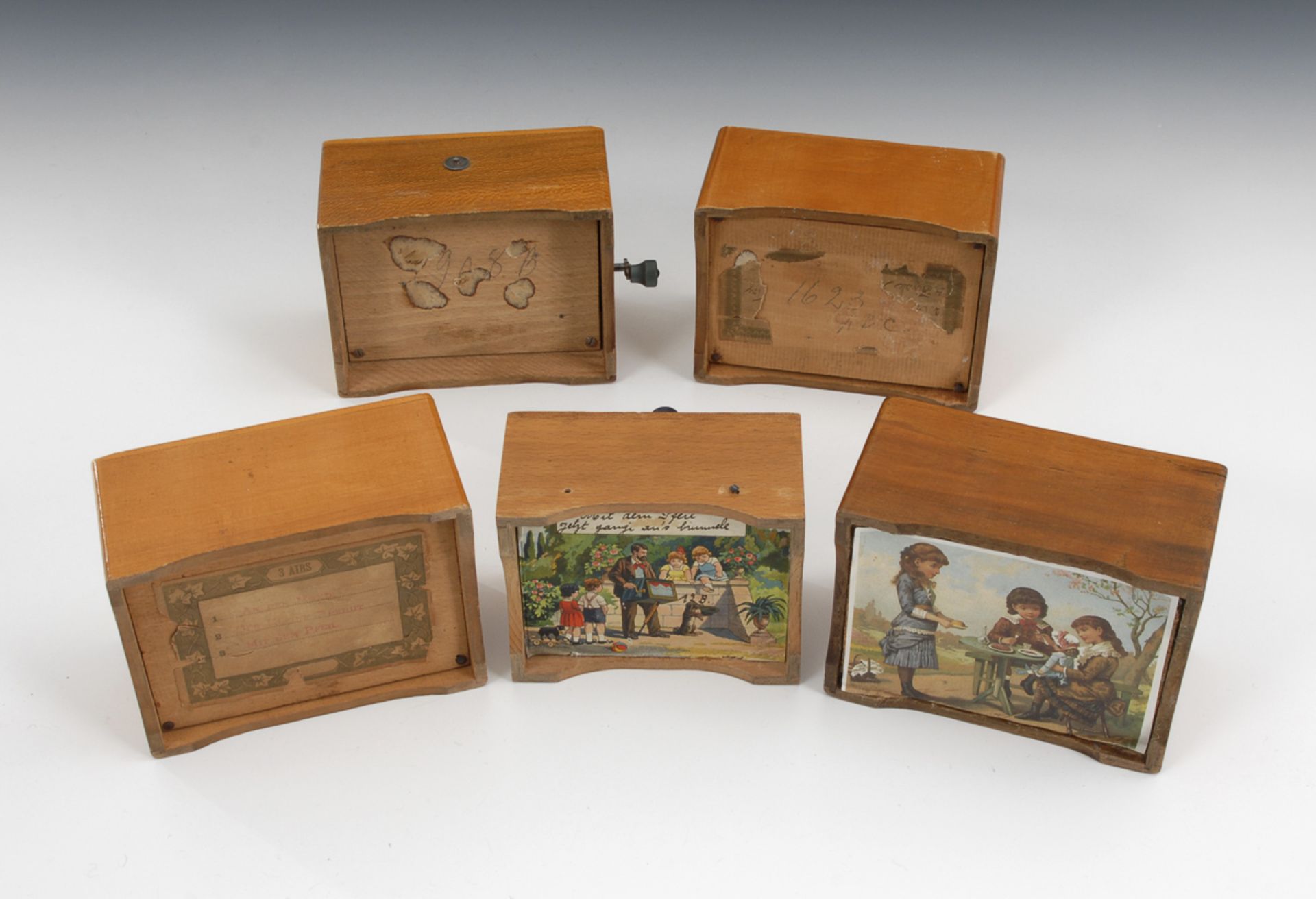 5 Spieldosen.Wohl meist um 1900-30. Holz mit farbigen Deckelbildern. Max. 11 x 21 x 12,5cm. Alle - Bild 2 aus 2