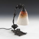 Französische Tischlampe.Ungemarkt. Farbloses, mattiertes Glas mit weißen, orangefarbenen und