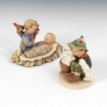 2 HUMMEL-Figuren: Frühe Figur Wickelbaby mit musizierendem Engel und Junge mitKaninchen."Wiegenlied"